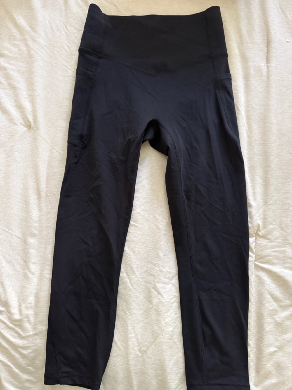 HALARA Black High-Waist Leggings with Side Pockets and Booty Lift